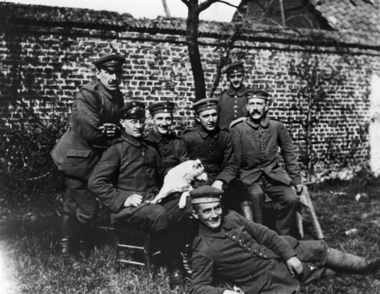 775px-Adolf_Hitler_im_Ersten_Weltkrieg2