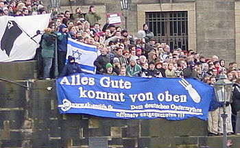 350px-Alles_Gute_kommt_von_oben_Linksfaschisten_in_Dresden,_13_2_05